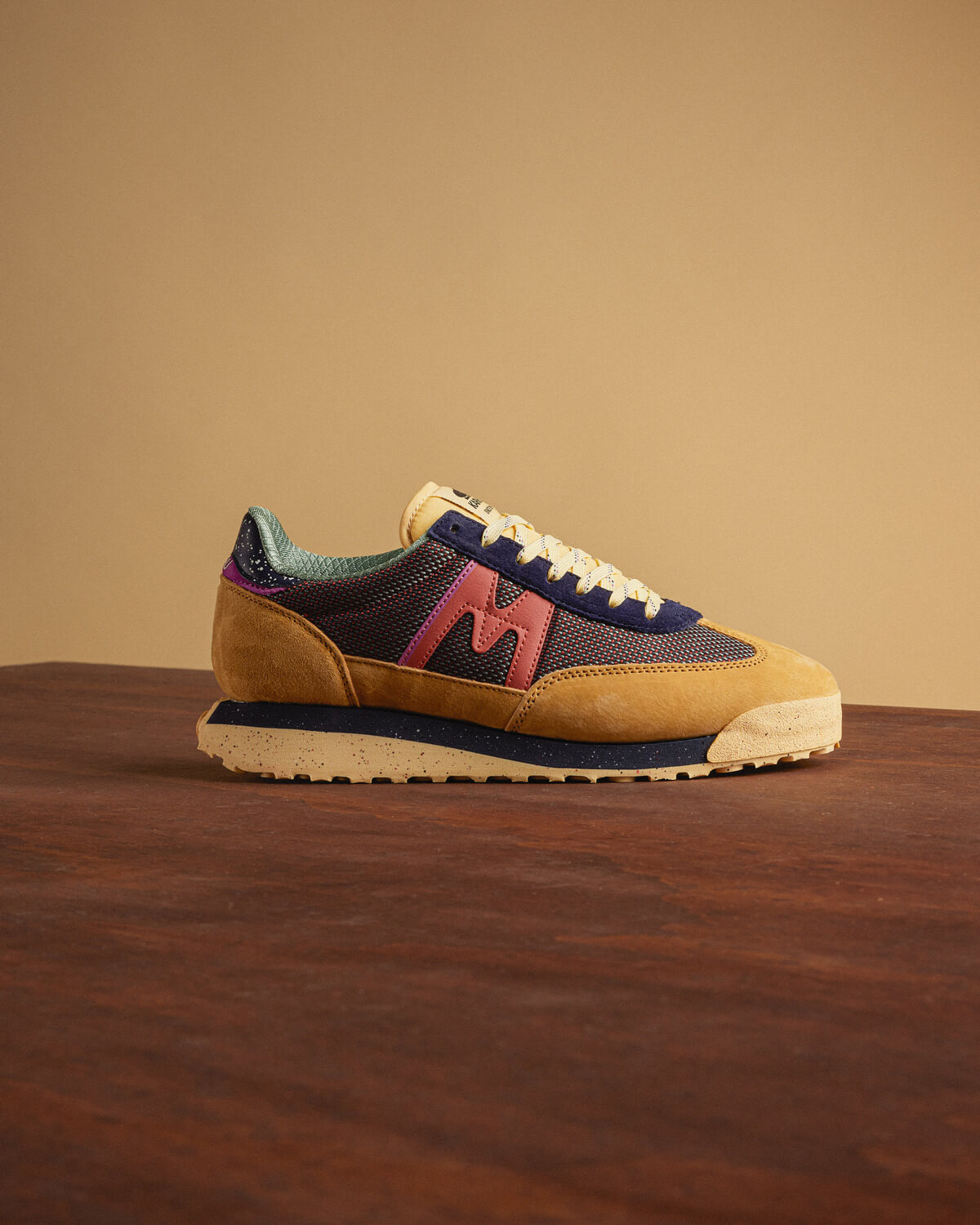Karhu Mestari Control – Irish Cream / India Ink – F840002