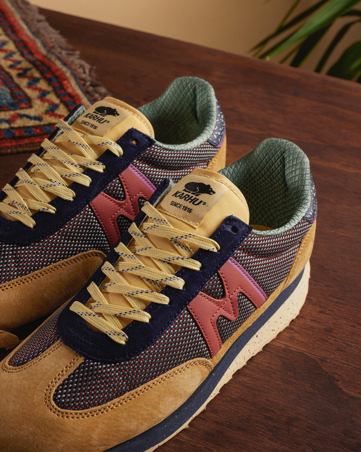 Karhu Mestari Control – Irish Cream / India Ink – F840002