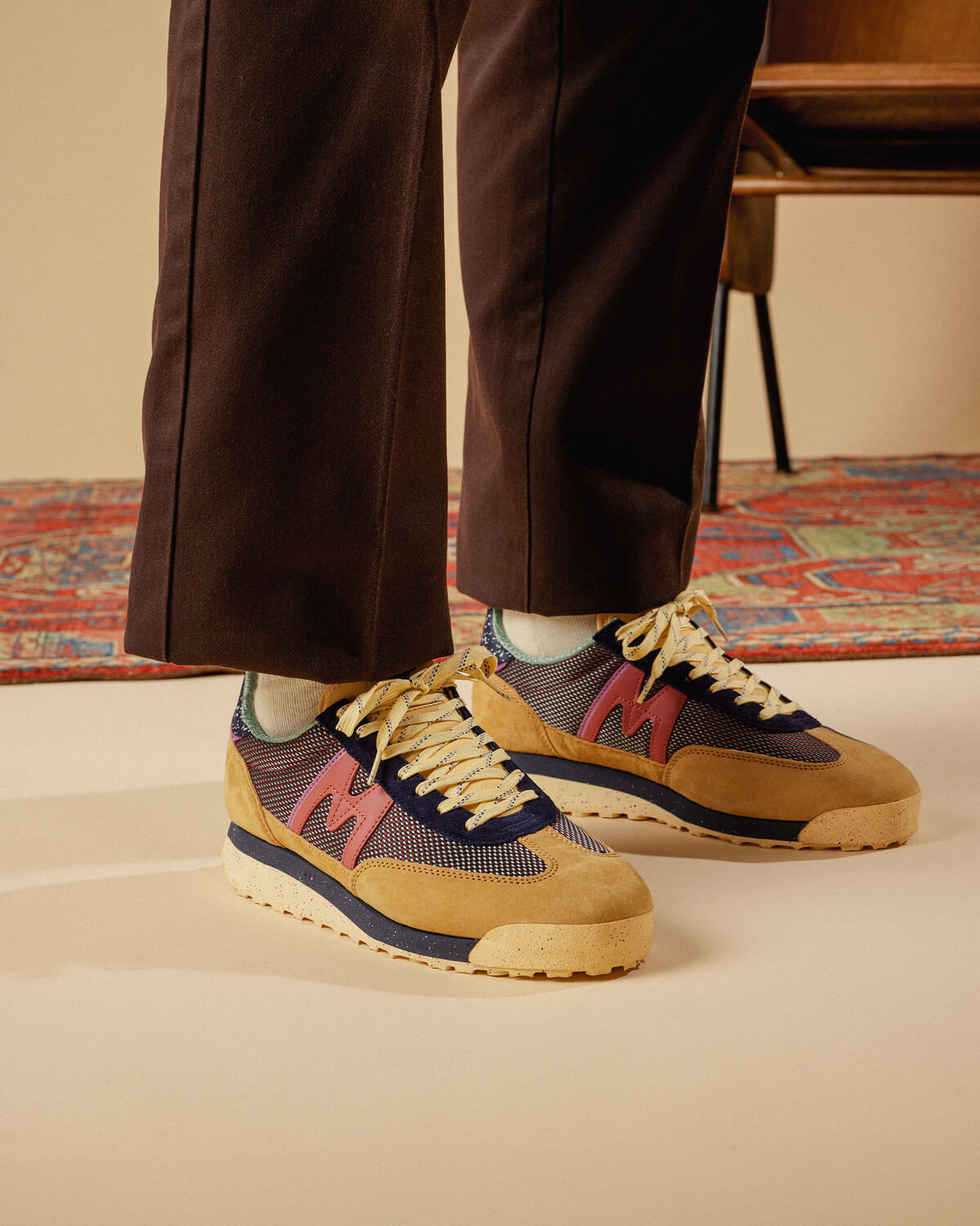 Karhu Mestari Control – Irish Cream / India Ink – F840002