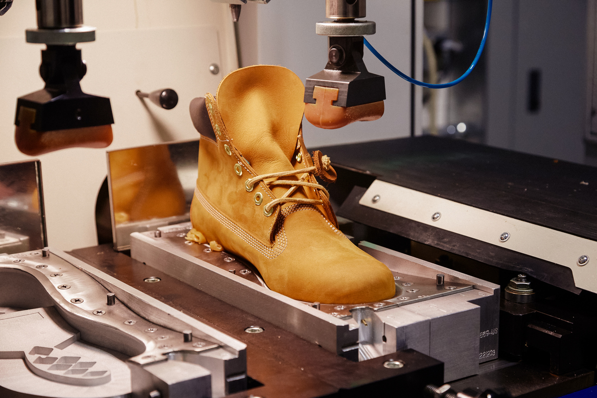 Timerland Boots in der Herstellung - Direct Injection Machine