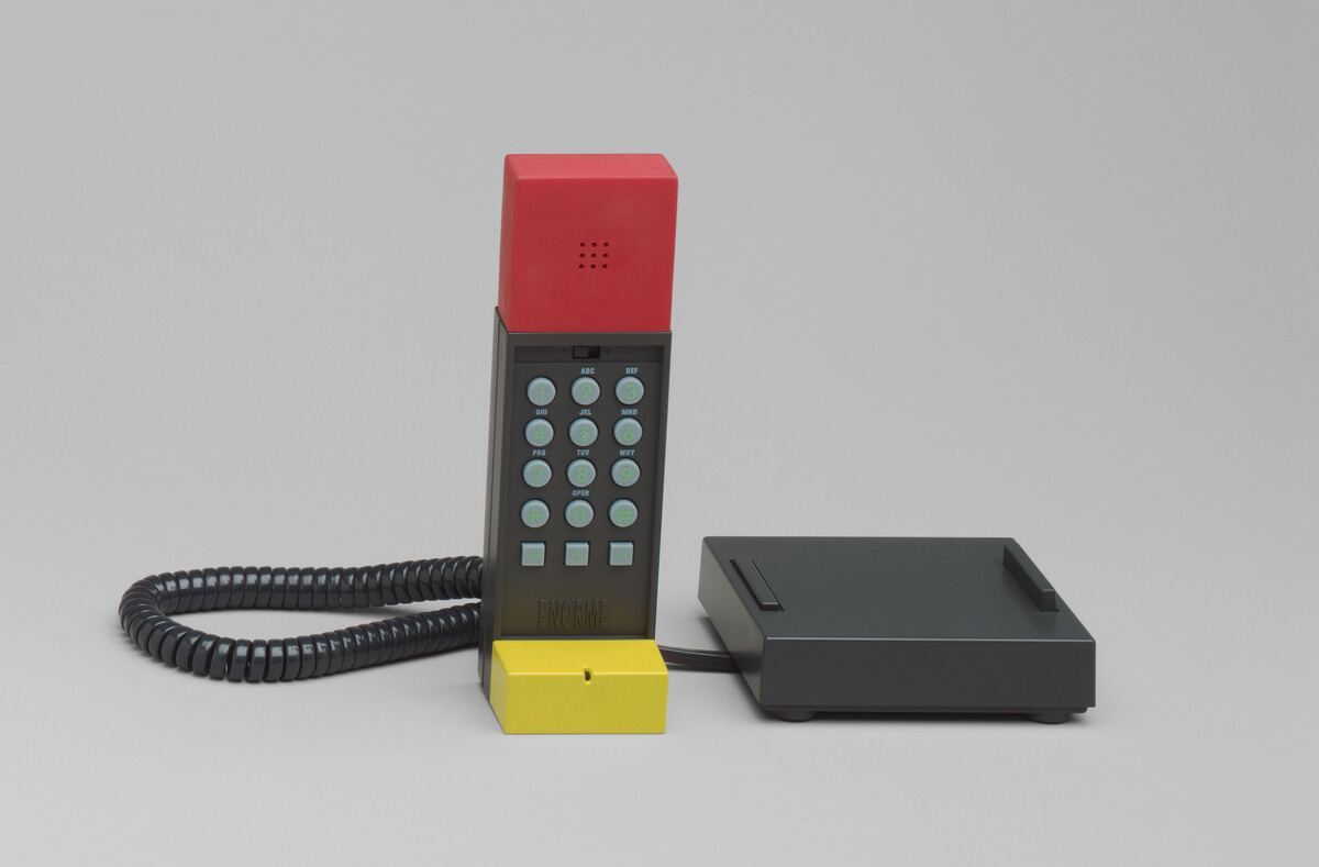 Ettore Sottsass Enorme 1987 © erede Ettore Sottsass / VG Bild-Kunst, Bonn 2023
