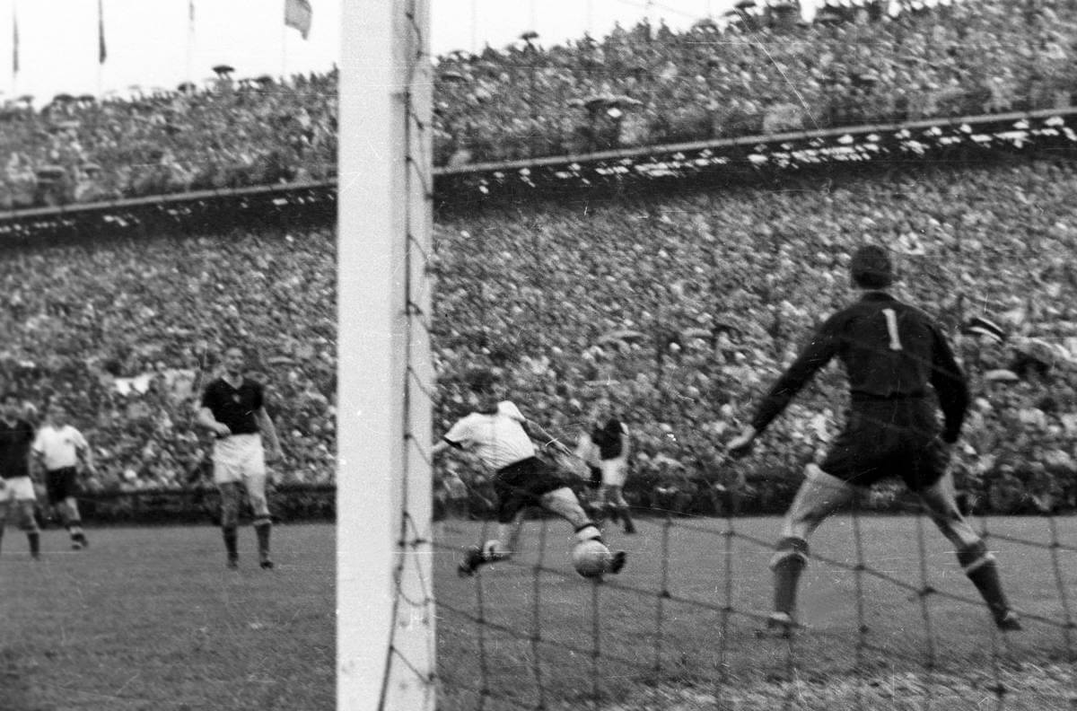WM Finale 1954 in Bern - Deutschland und Ungarn - Fritz Walter gegen Torwart Gyula Grosics