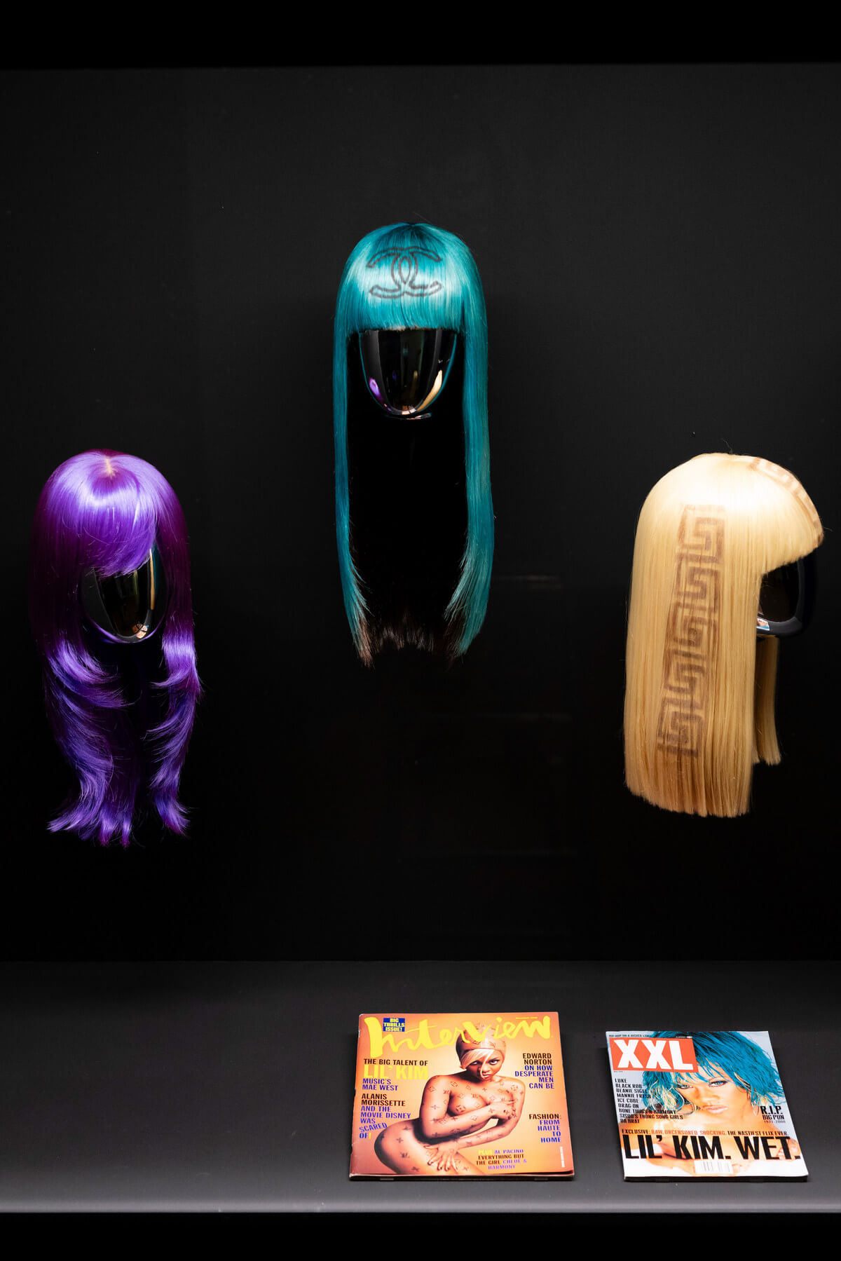 THE CULTURE. Hip-Hop und zeitgenössische Kunst im 21. Jahrhundert, Installationsansicht Dionne Alexander, Lil’ Kim Wigs, 1999-2001, © Schirn Kunsthalle Frankfurt 2024, Foto: Emily Piwowar / NÓI Crew