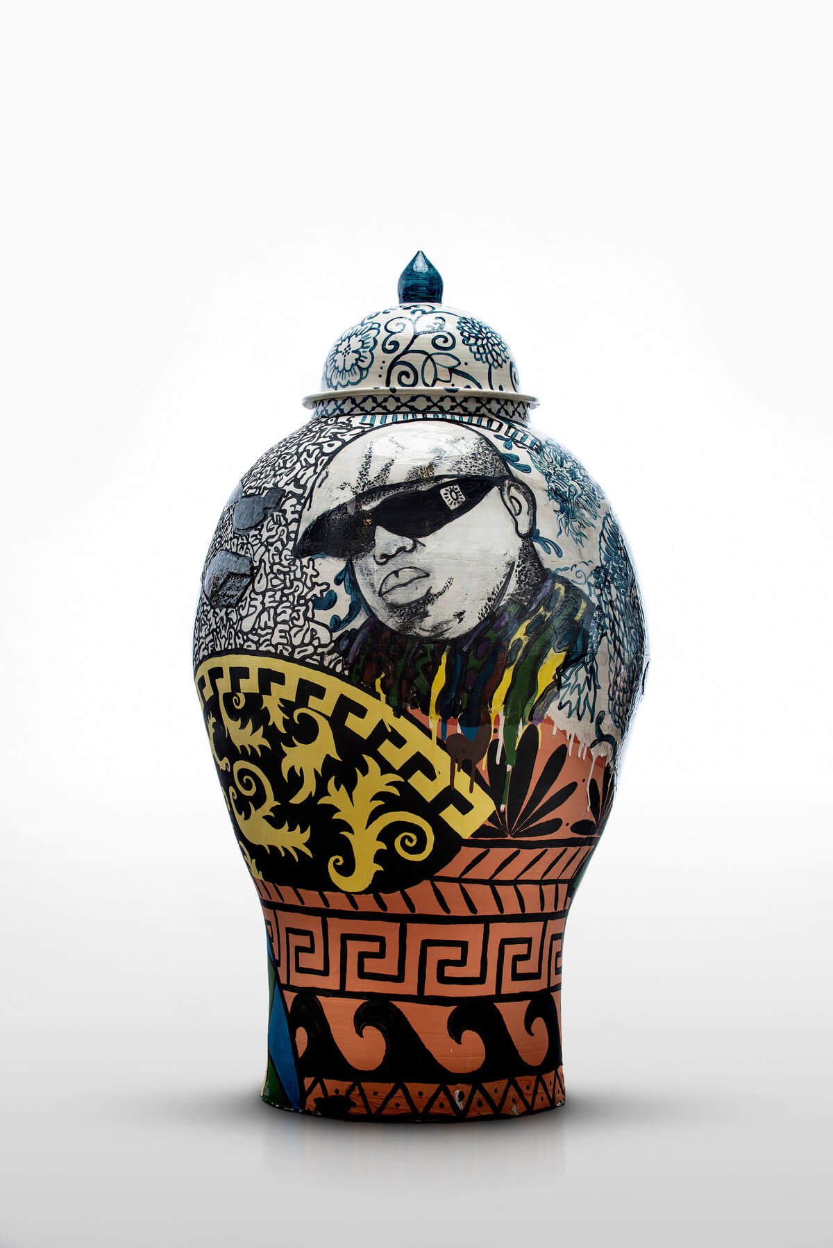 Roberto Lugo, Street Shrine 1: A Notorious Story (Biggie), 2019, Glasierte Keramik, 137,2 × 68,6 cm, Sammlung von Peggy Scot und David Teplitzky, © Roberto Lugo. Foto: Neal Santos, courtesy Wexler Gallery