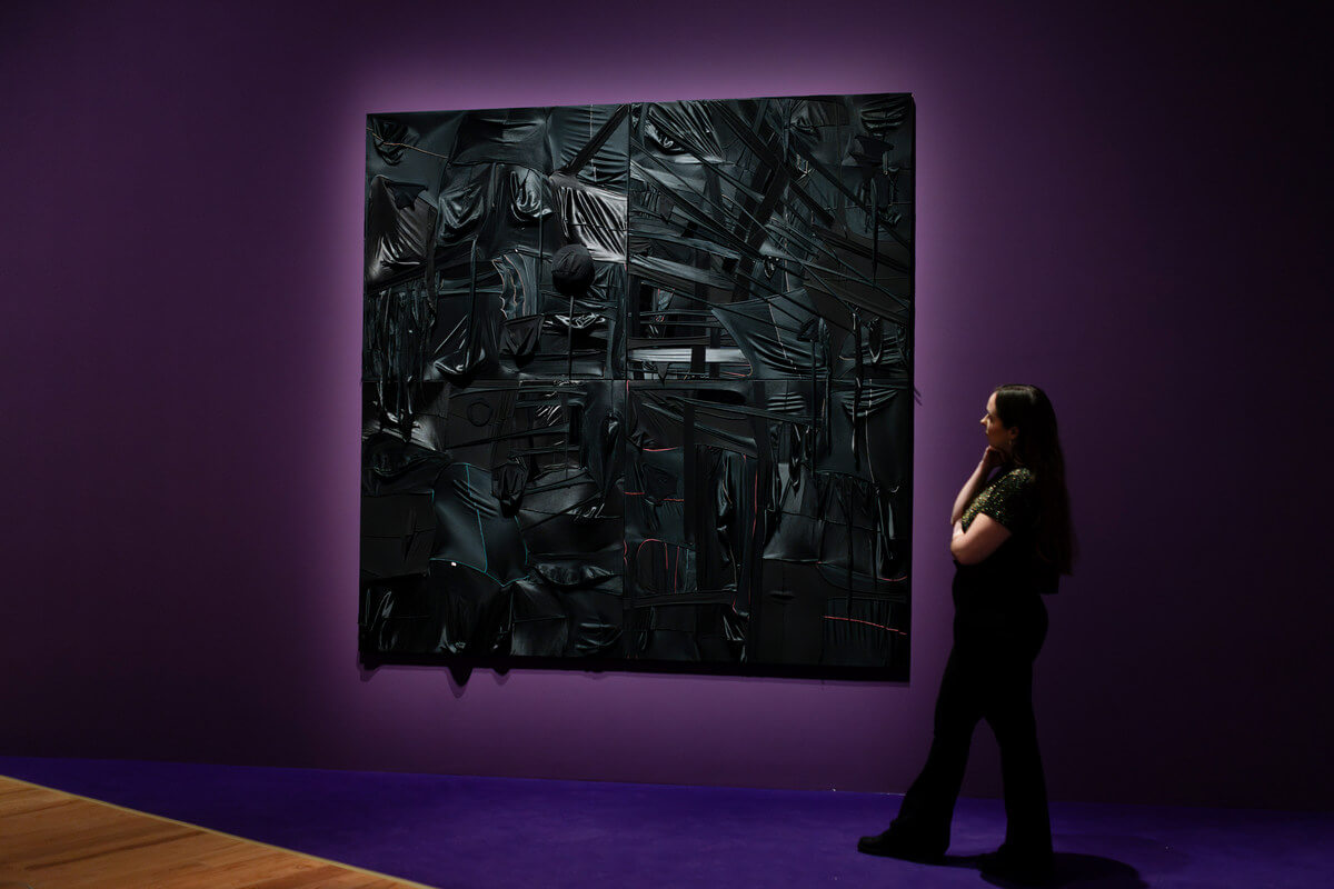 THE CULTURE. Hip-Hop und zeitgenössische Kunst im 21. Jahrhundert, Installationsansicht Anthony Olubunmi Akinbola, CAMOUFLAGE #105 (Metropolis), 2020, © Schirn Kunsthalle Frankfurt 2024, Foto: Emily Piwowar / NÓI Crew