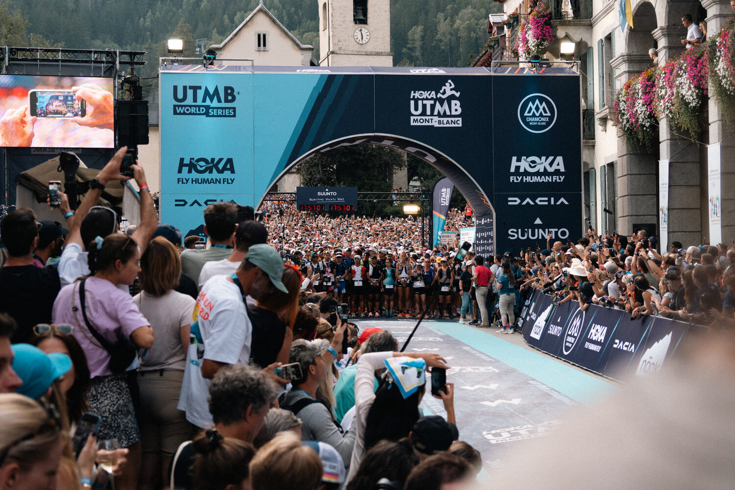 HOKA UTMB 2024 - Start in Chamonix