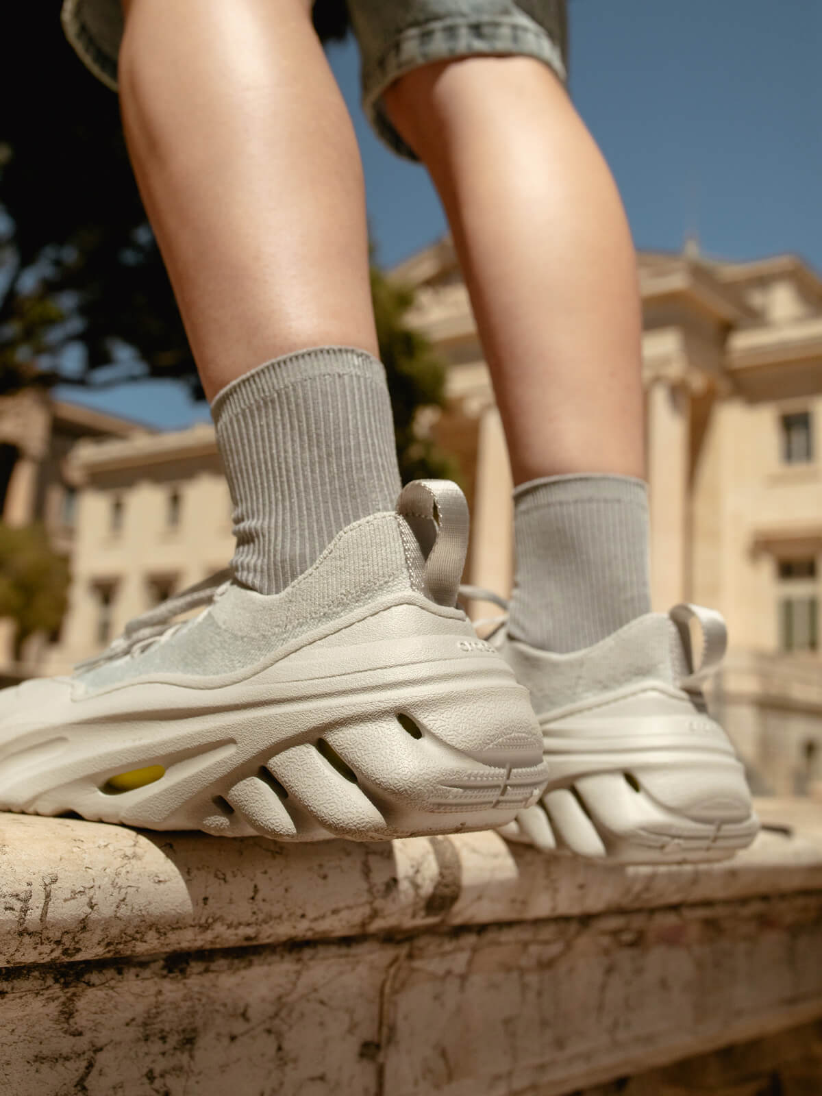 CROCS launcht erste Sneaker Silhouette: Echo Surge