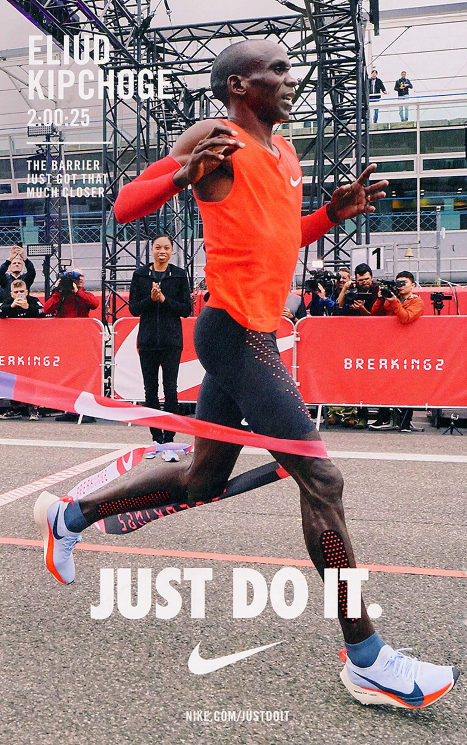 »Zoom Vaporfly Elite« poster, with Eliud Kipchoge attempting to break the 2-hour marathon barrier, »Breaking2«, 2017 © From the campaign: »The Barrier Just Got That Much Closer«, Nike, Inc.