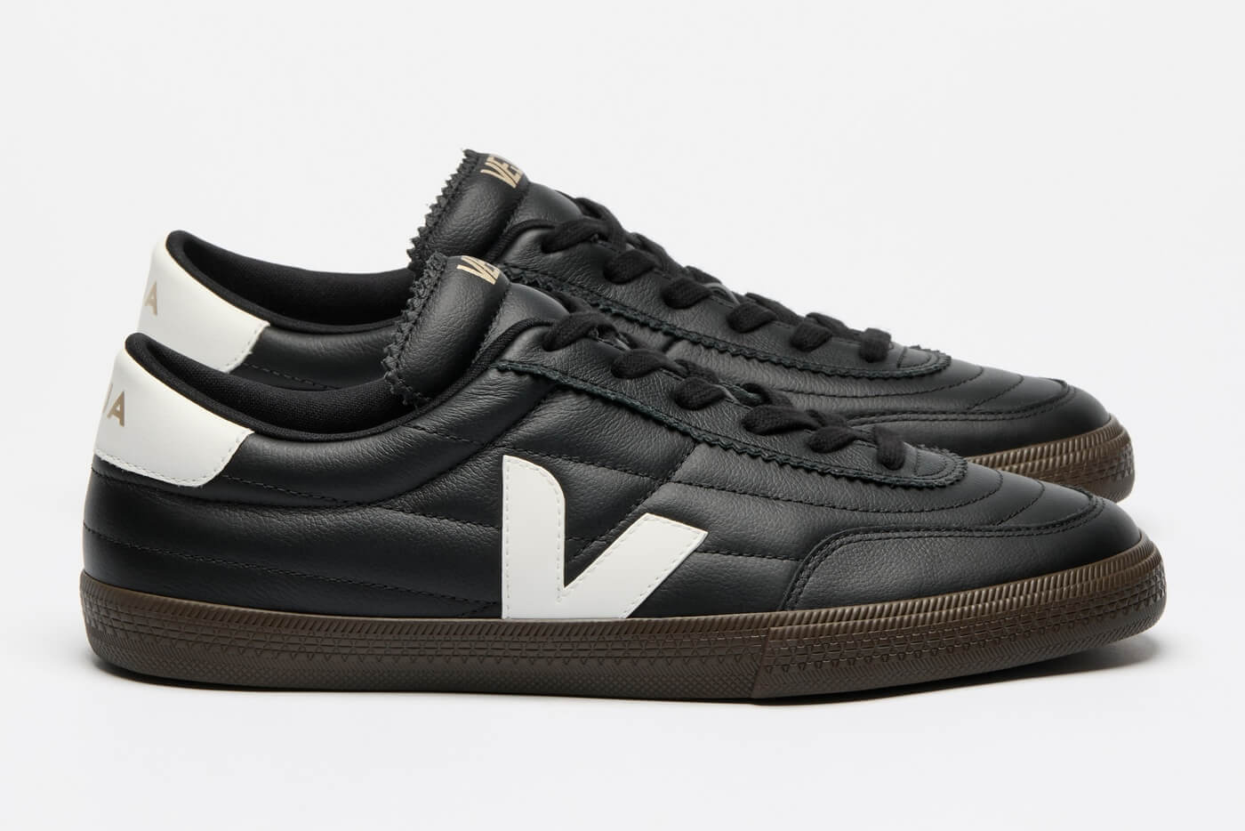 VEJA Panenka - Black / White / Gum