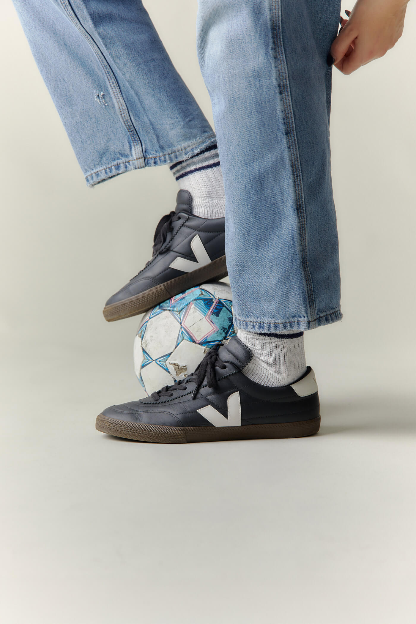 VEJA Panenka - Black/White/Gum