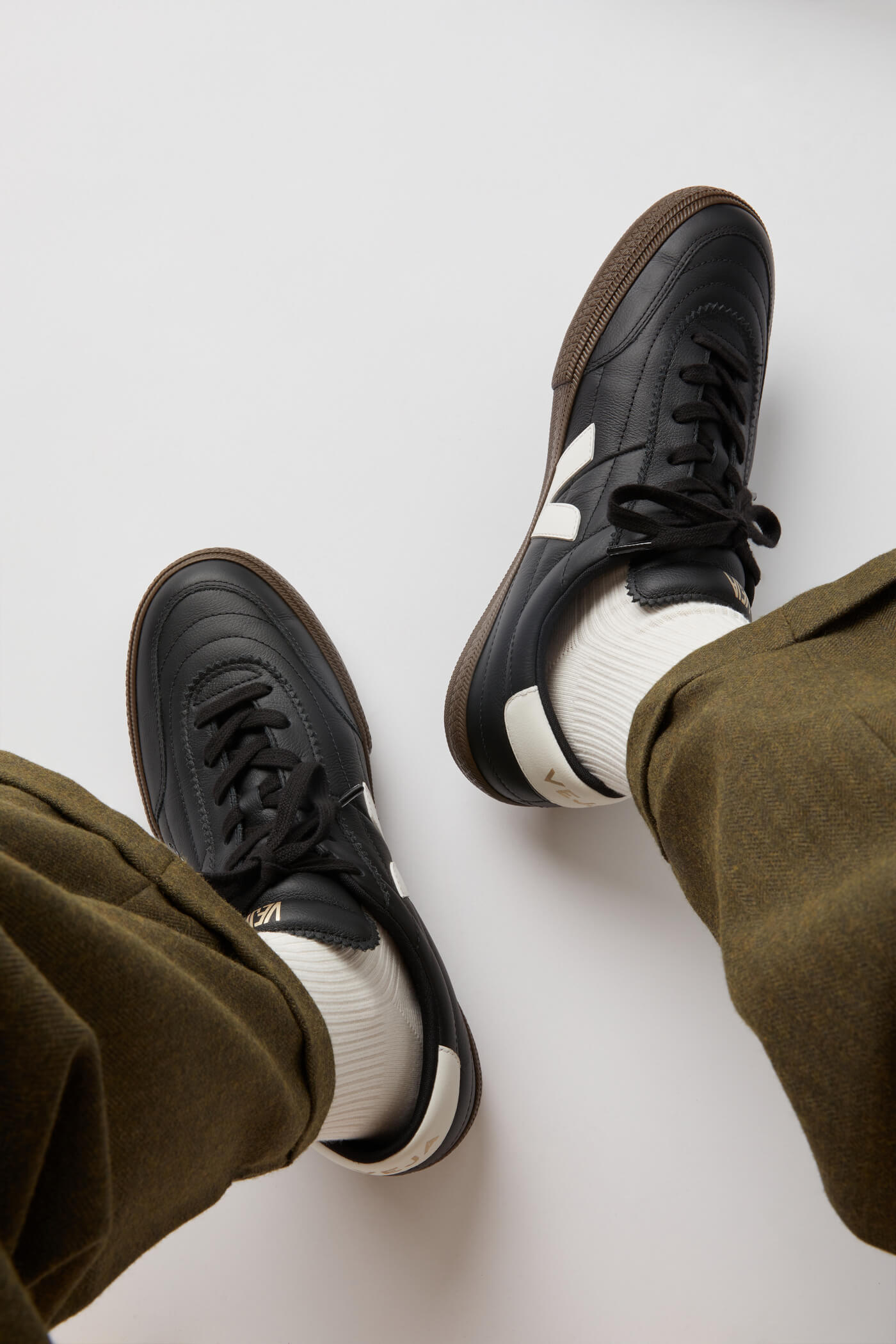 VEJA Panenka - Black / White / Gum