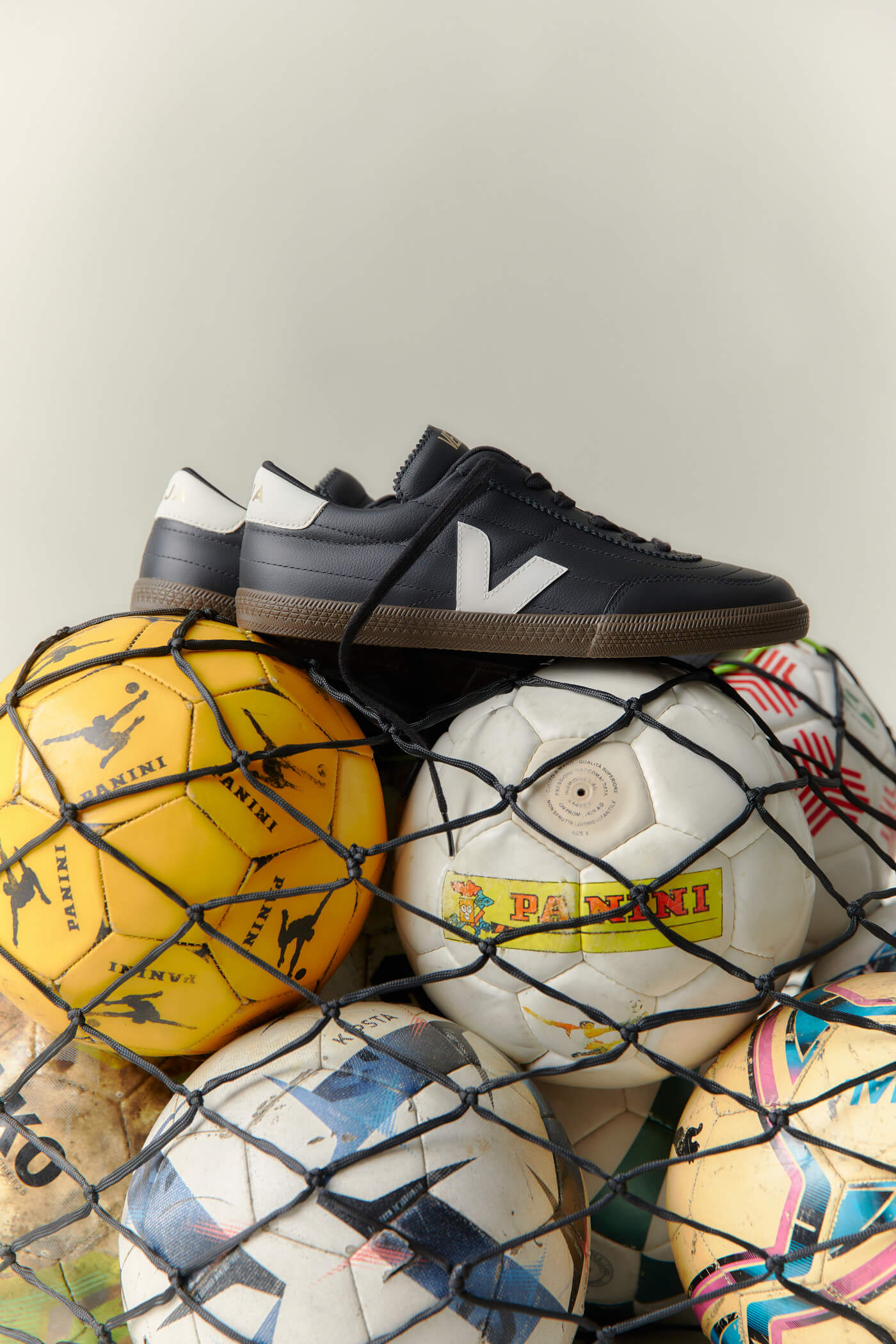 VEJA Panenka - Black / White / Gum
