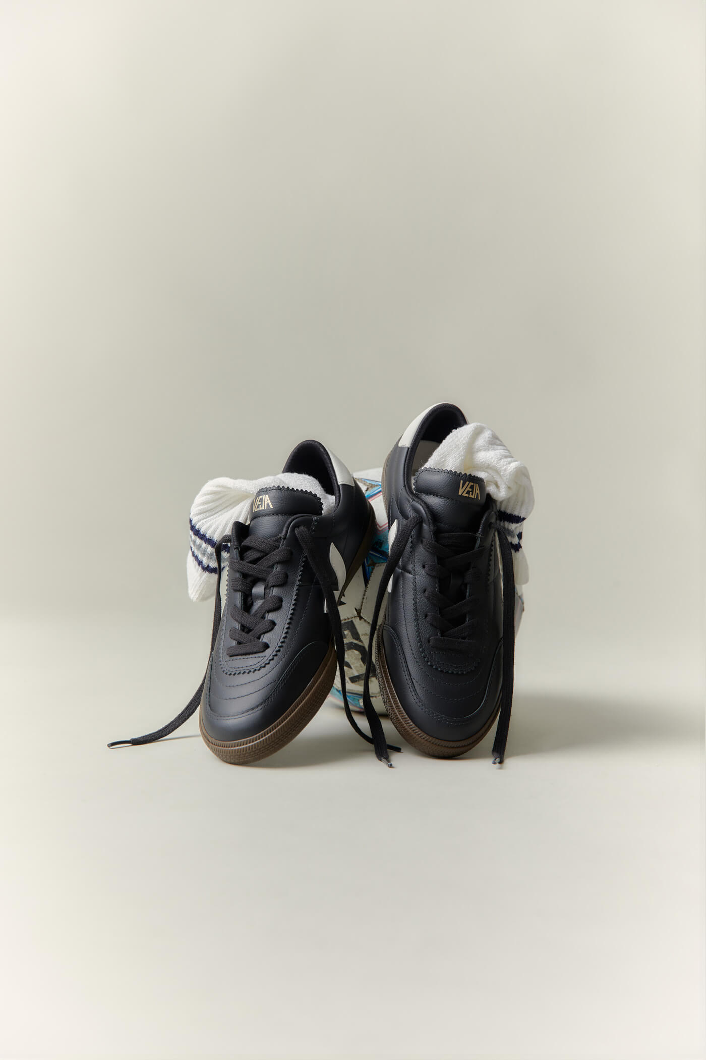 VEJA Panenka - Black / White / Gum