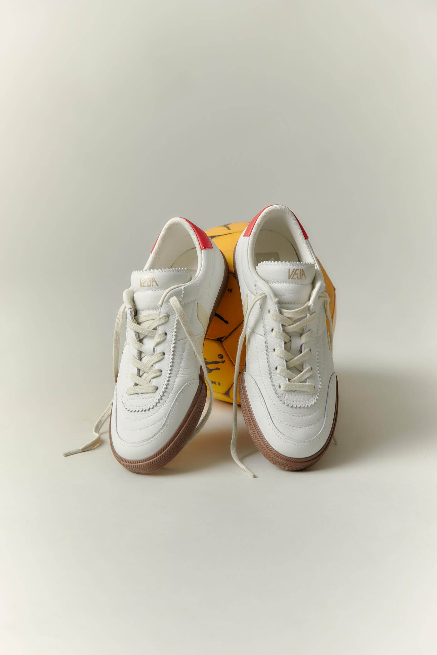 VEJA Panenka - White / Red / Gum