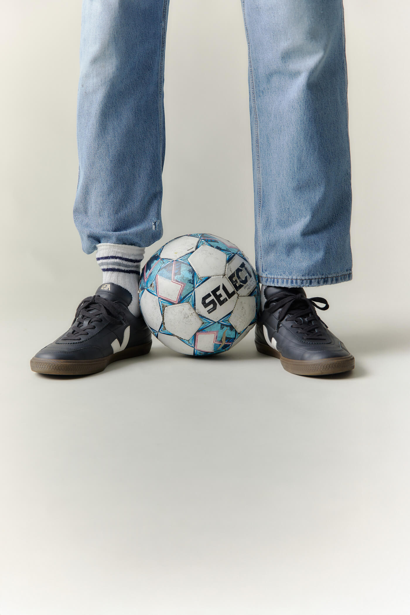 VEJA Panenka - Black / White / Gum