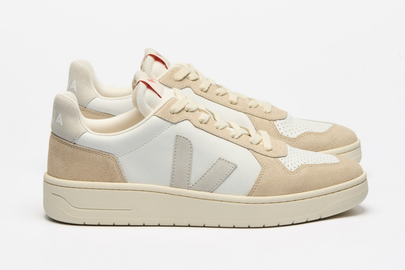 VEJA V-82 - Extra White/Natural Almond