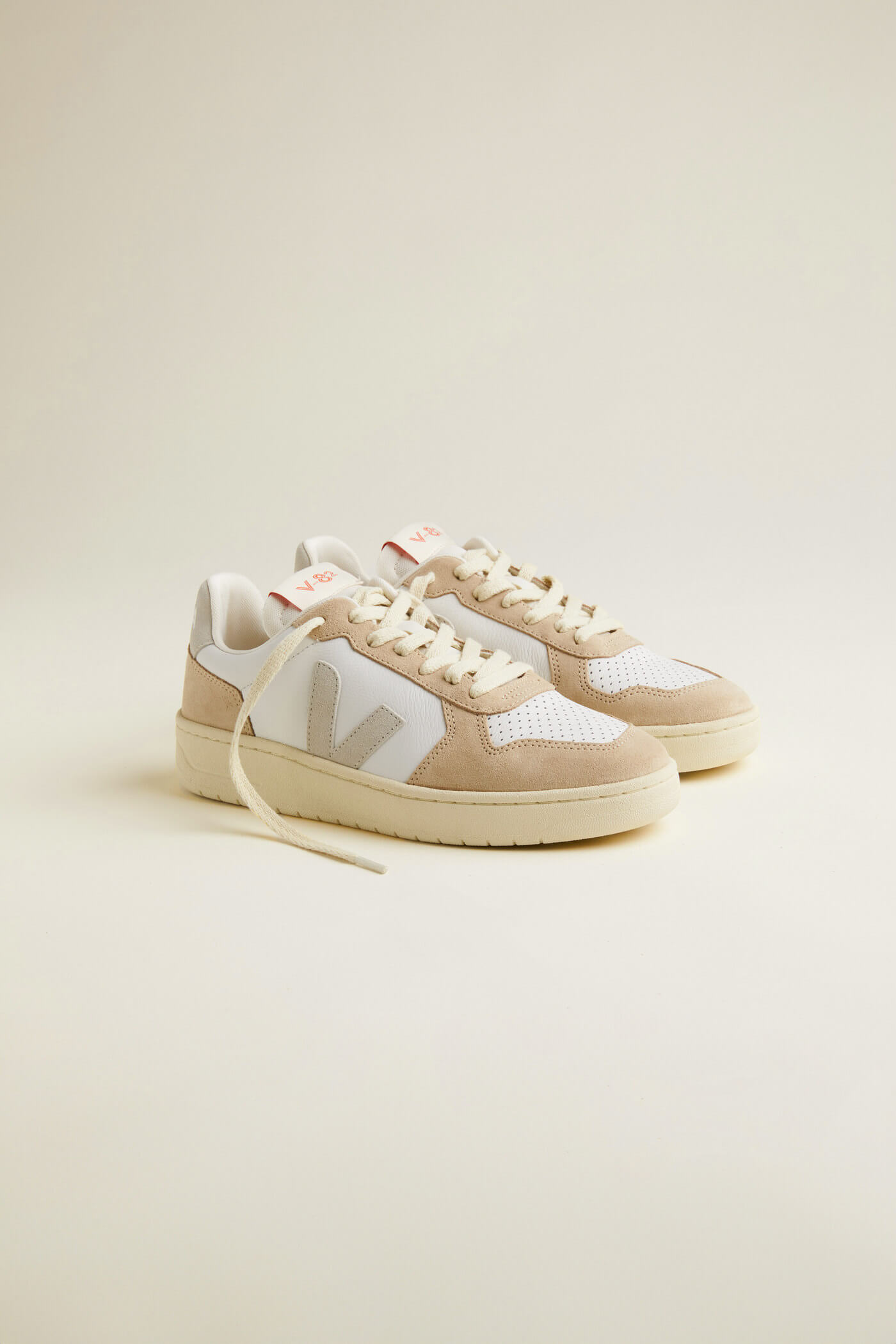 VEJA V-82 - Extra White/Natural Almond