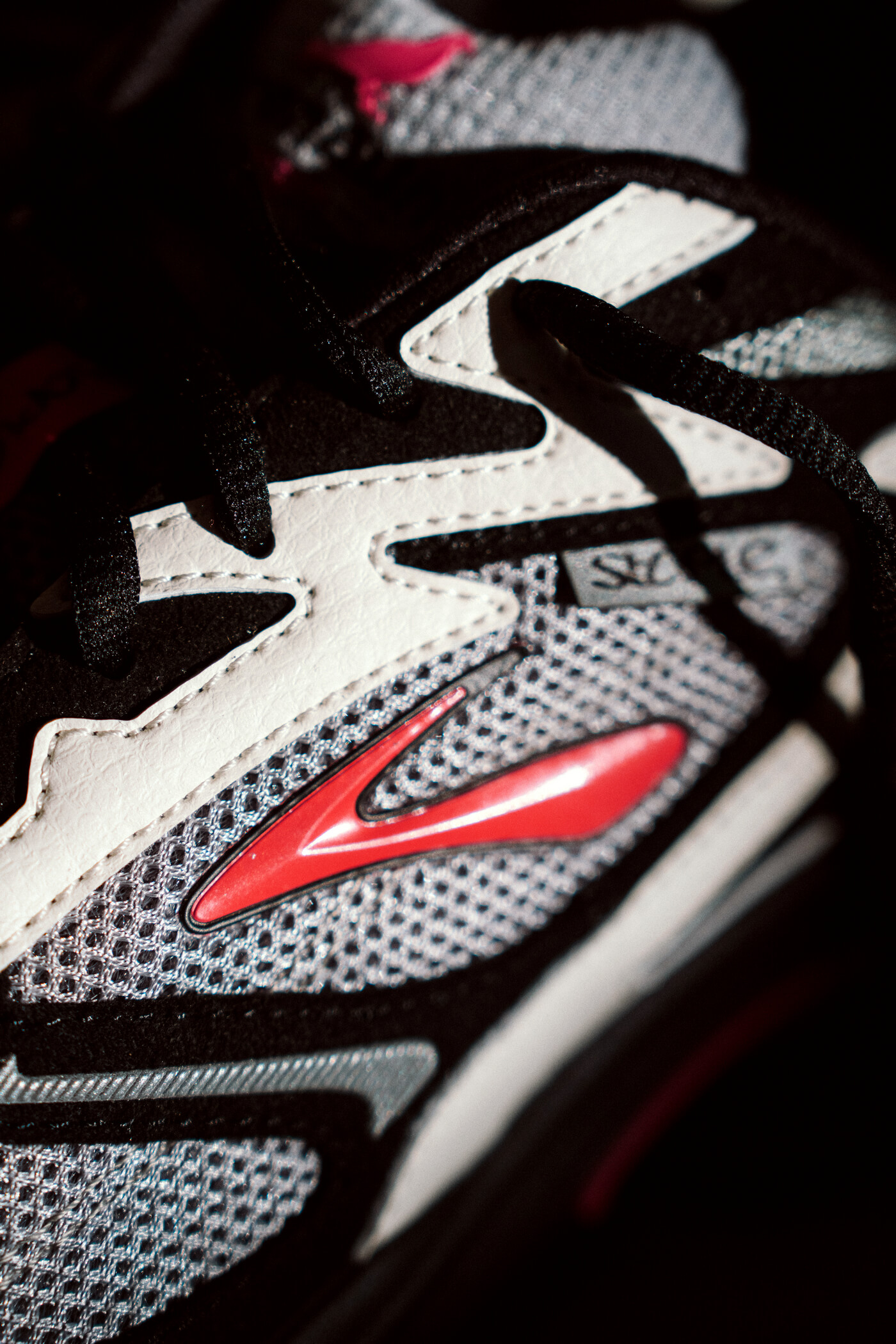 Brooks x STAPLE Adrenaline GTS 4 - Cream/Black/Red - 110485-042