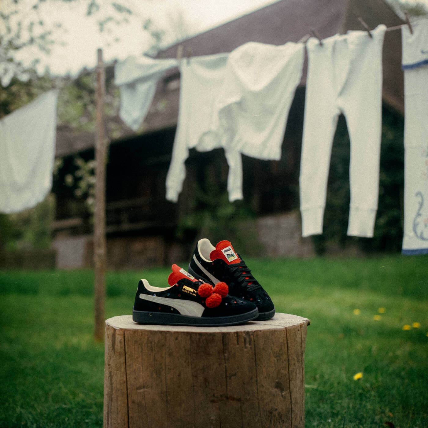 Puma x Black Forest Super Team „Bollenhut“ - Puma Black / For All Time Red - 402356-01