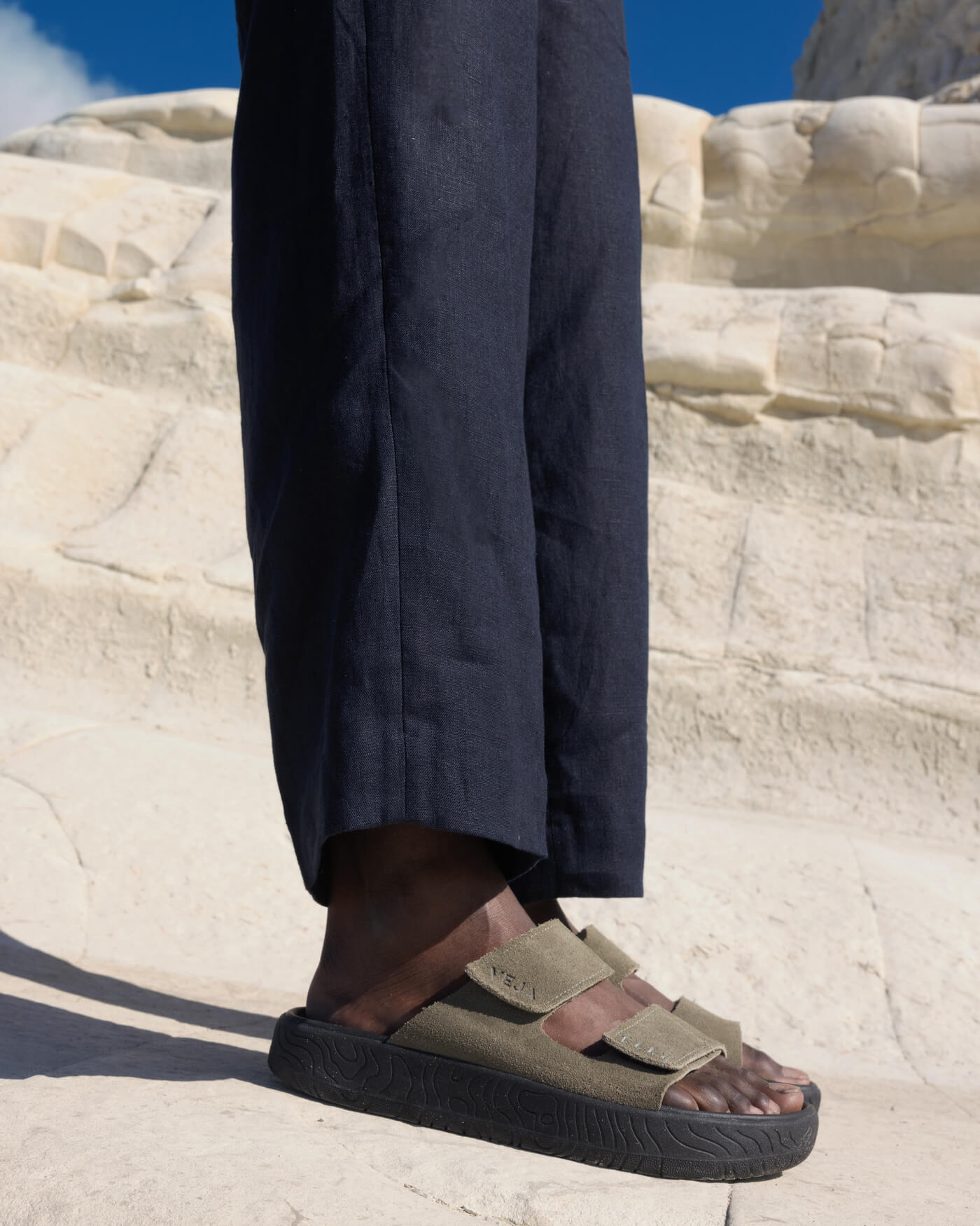 Neues Modell von VEJA: ETNA Sandalen und Slides – gemacht für sommerlichen Komfort.