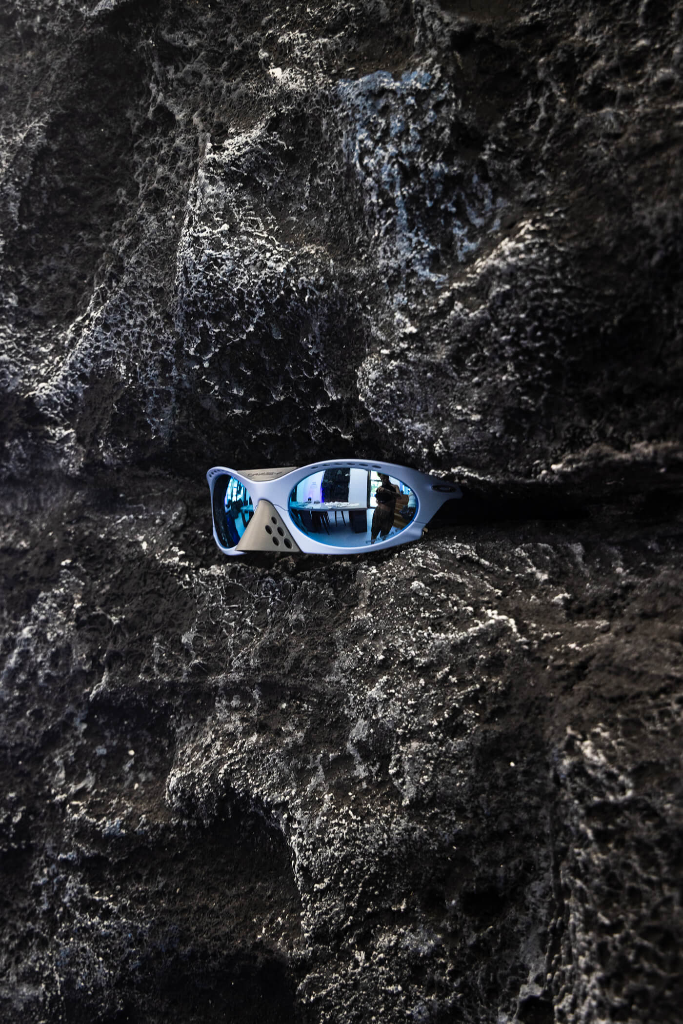 Oakley zeigt eine disruptive Installation im Voo Space zur Berlin Fashion Week – ‚Artifacts from the Future‘