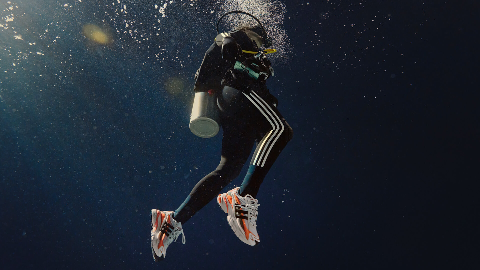Pharrell Williams und adidas präsentieren den VIRGINIA Adistar Jellyfish in Orange