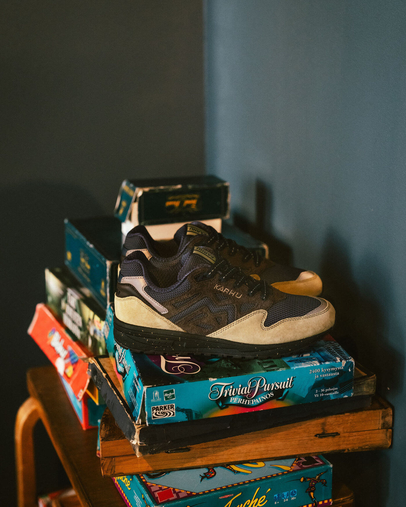 KARHU Legacy 96 – Pale Olive Green / Chocolate Torte – F806090