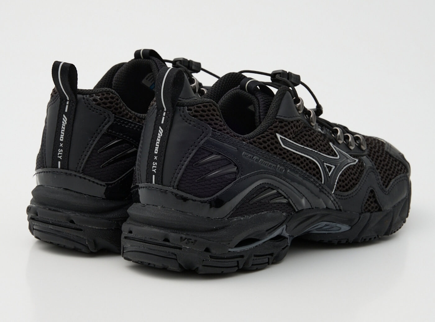 Mizuno x SLY Wave Rider 10 - Black/Silver - D1GD250801