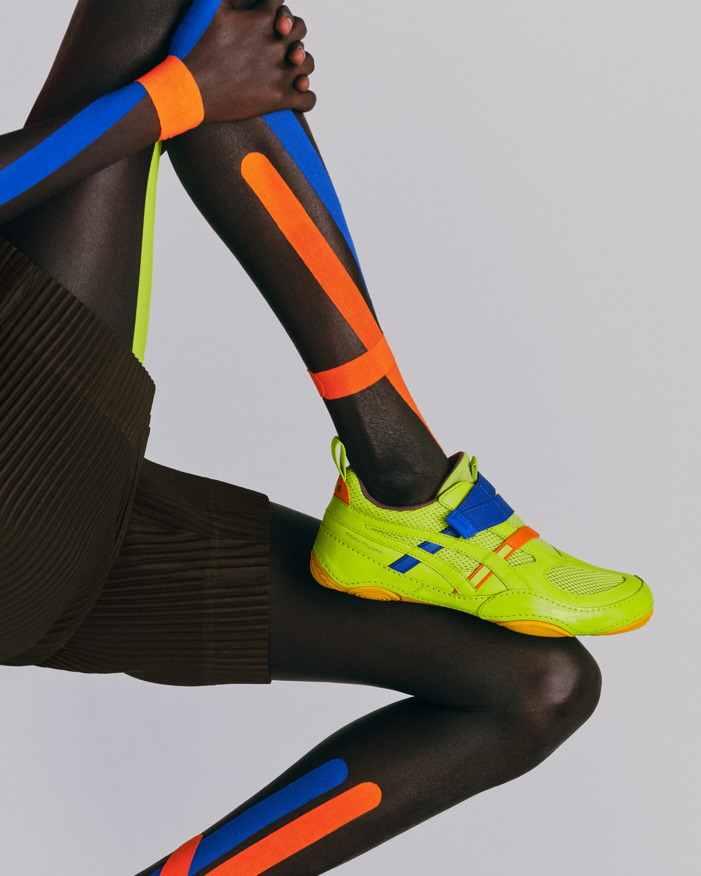 ASICS & Issey Miyake debütieren mit dem HYPER TAPING – „Re-examining the foot“