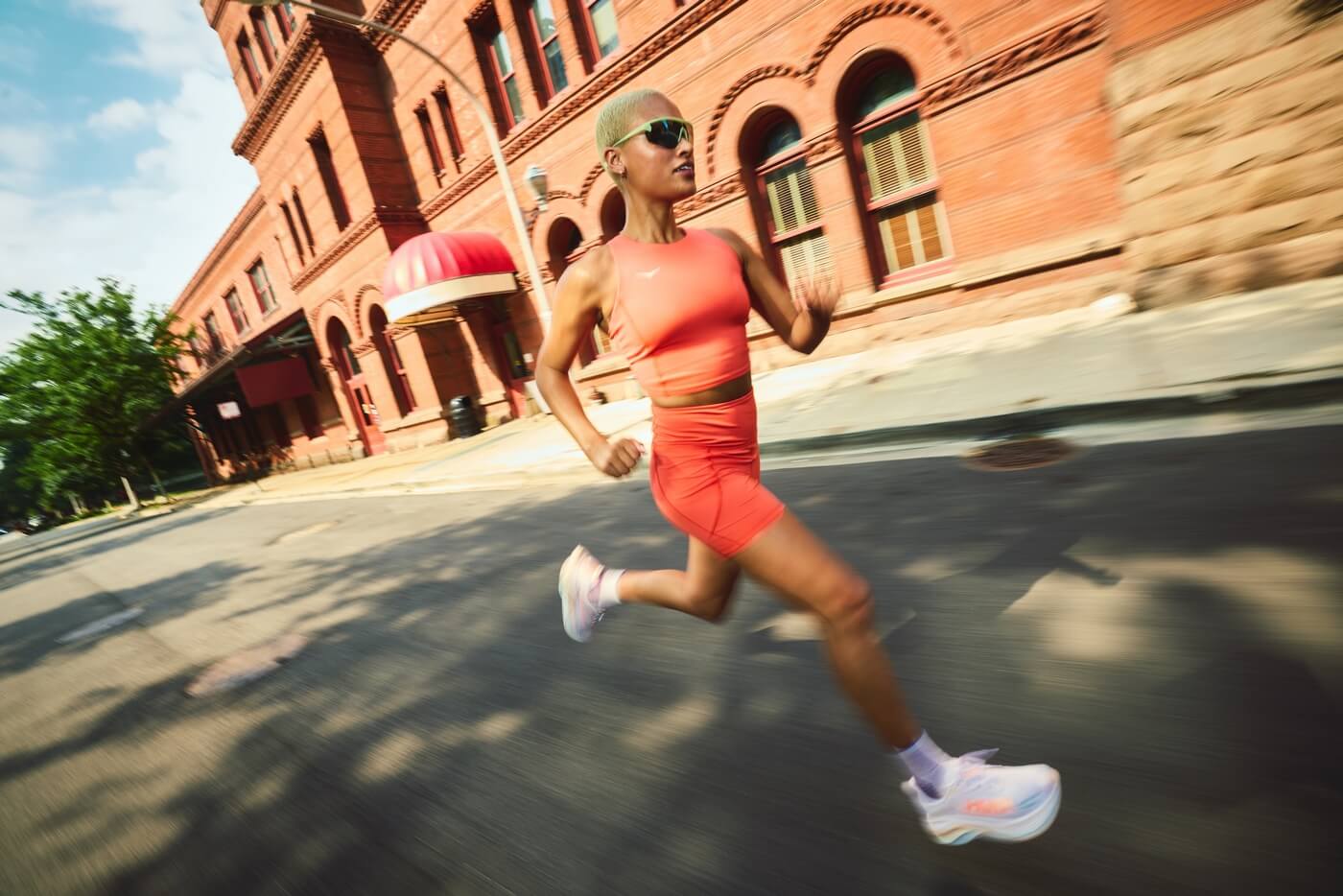 HOKA präsentiert Skyward X2 - "For the plushest ride on the road"