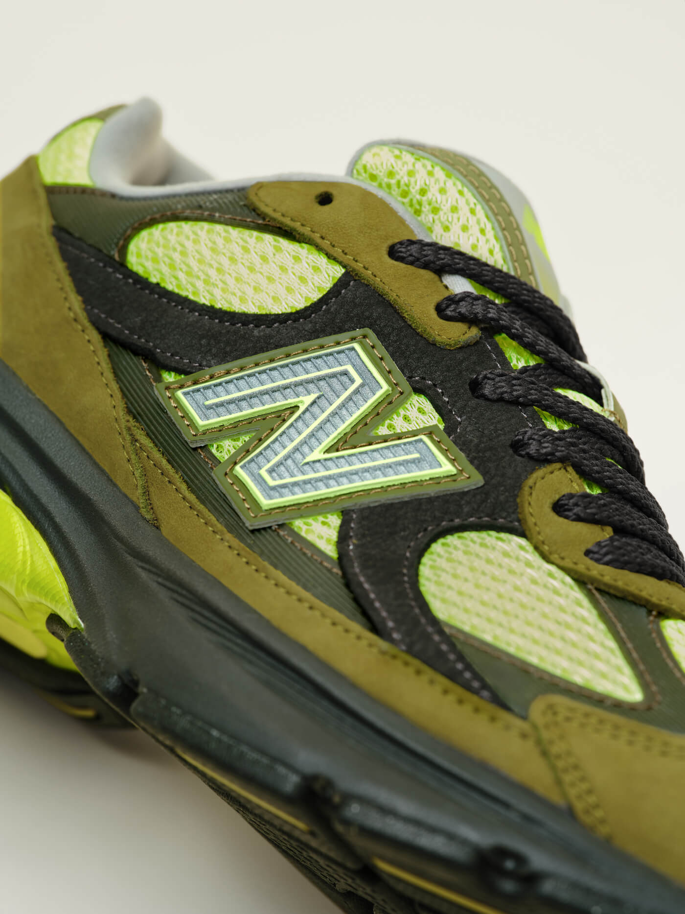 New Balance zeigt den ABZORB 2010 in Neptune Grey/Violet Crush und Sea Moss/Afterglow
