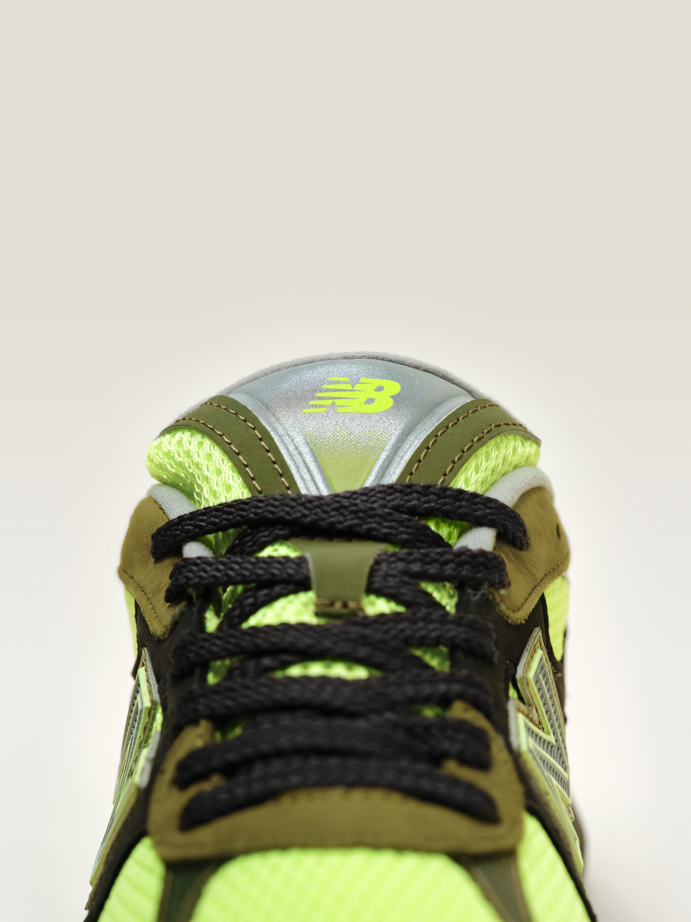 New Balance zeigt den ABZORB 2010 in Neptune Grey/Violet Crush und Sea Moss/Afterglow
