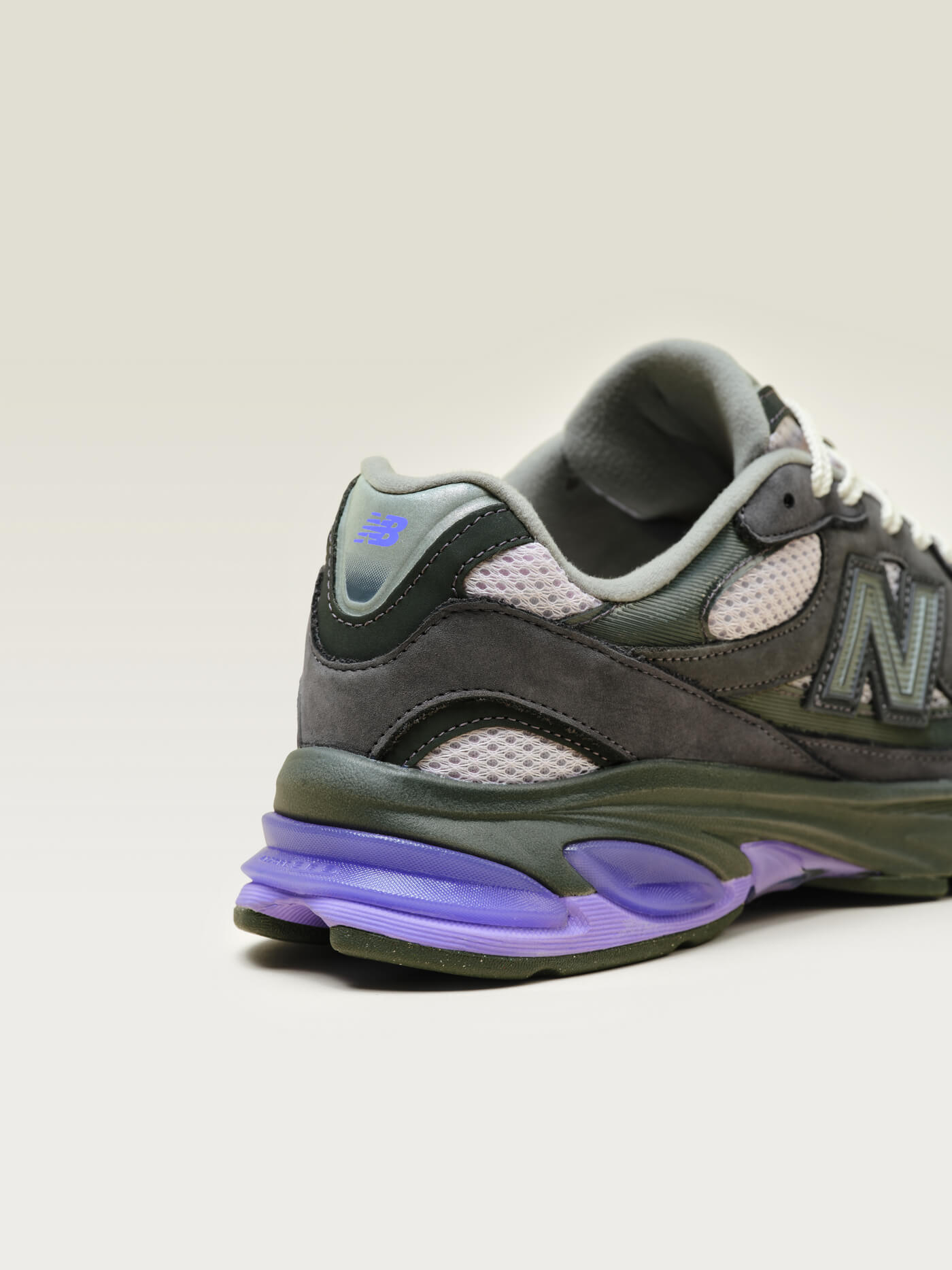 New Balance zeigt den ABZORB 2010 in Neptune Grey/Violet Crush und Sea Moss/Afterglow