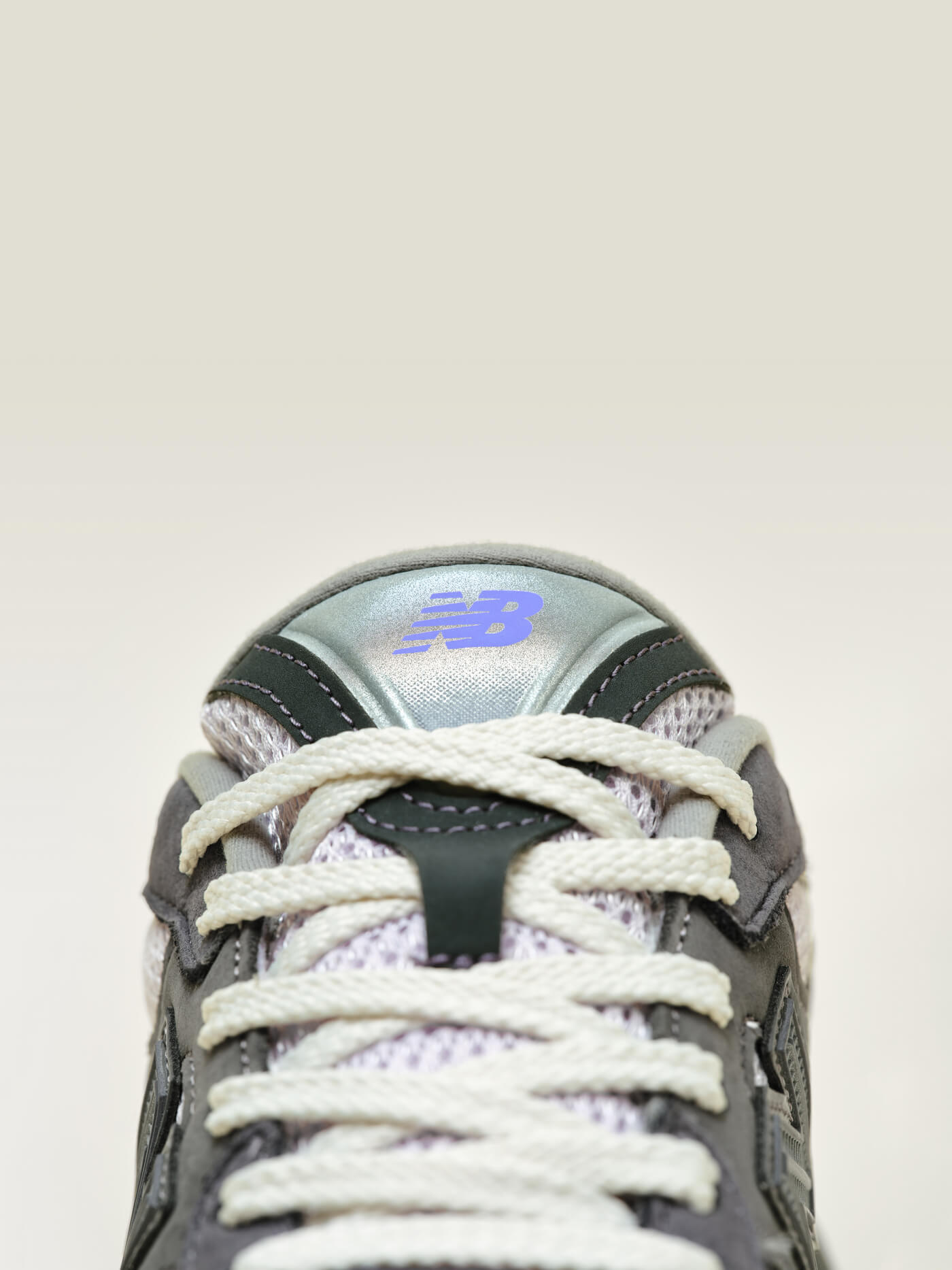 New Balance zeigt den ABZORB 2010 in Neptune Grey/Violet Crush und Sea Moss/Afterglow