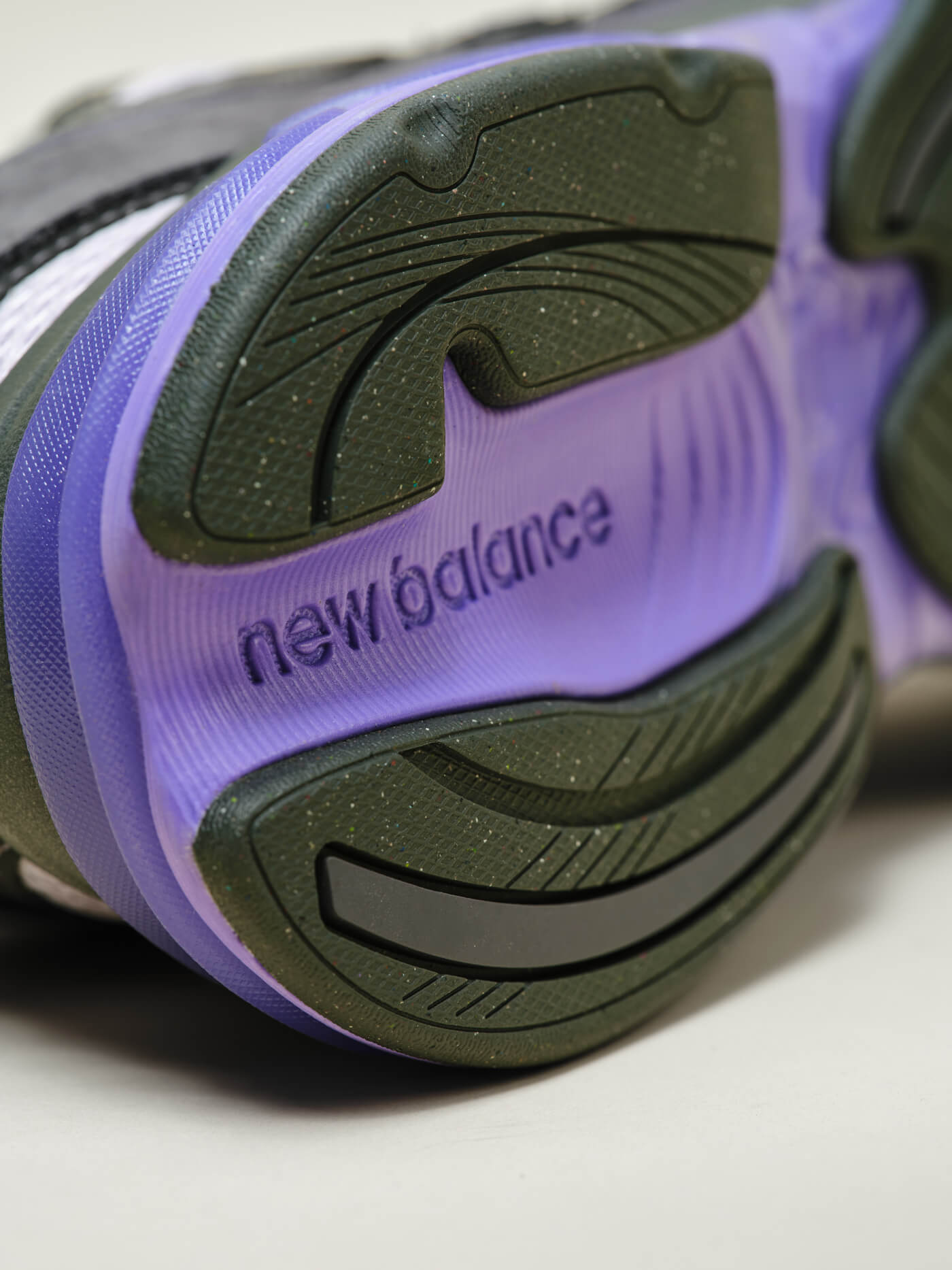 New Balance zeigt den ABZORB 2010 in Neptune Grey/Violet Crush und Sea Moss/Afterglow
