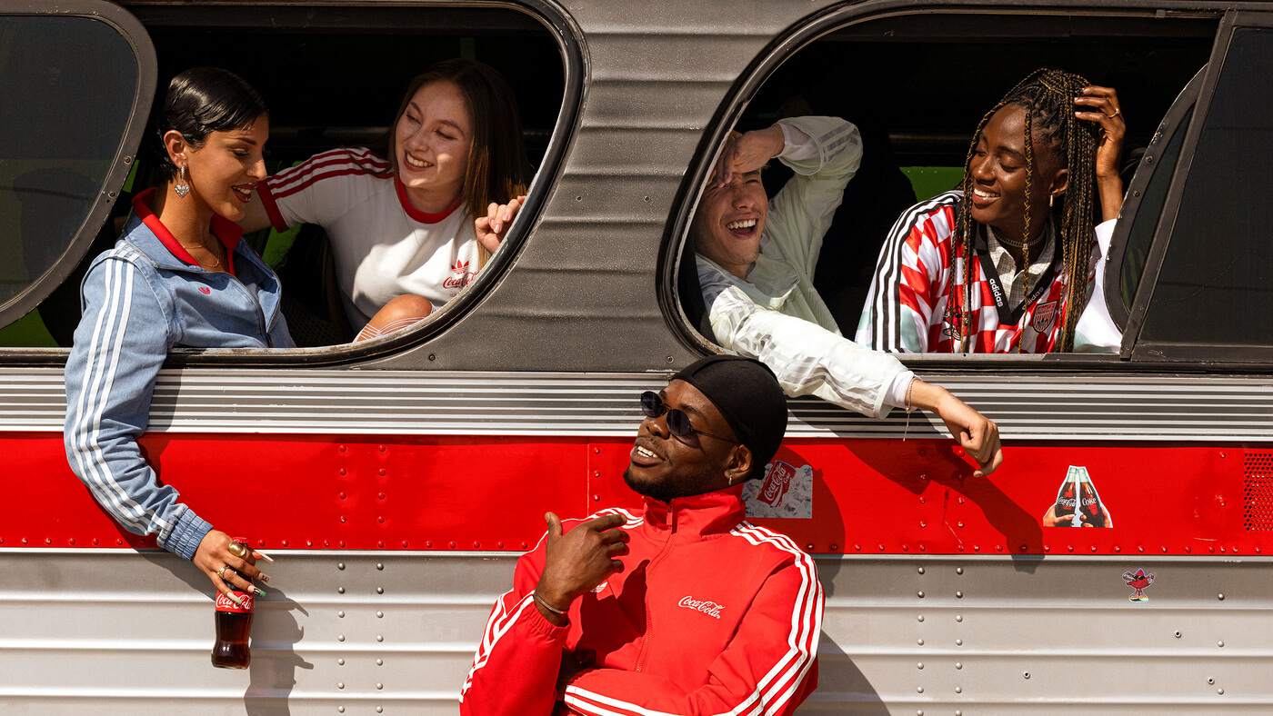 adidas Originals und Coca-Cola feiern die FIFA Fußball-Weltmeisterschaft 2026 mit gemeinsamer Kollektion