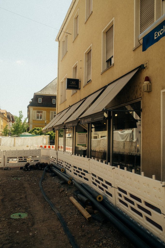 Jumpnshoez Landau: Der Laden läuft. Die Stadt baut.